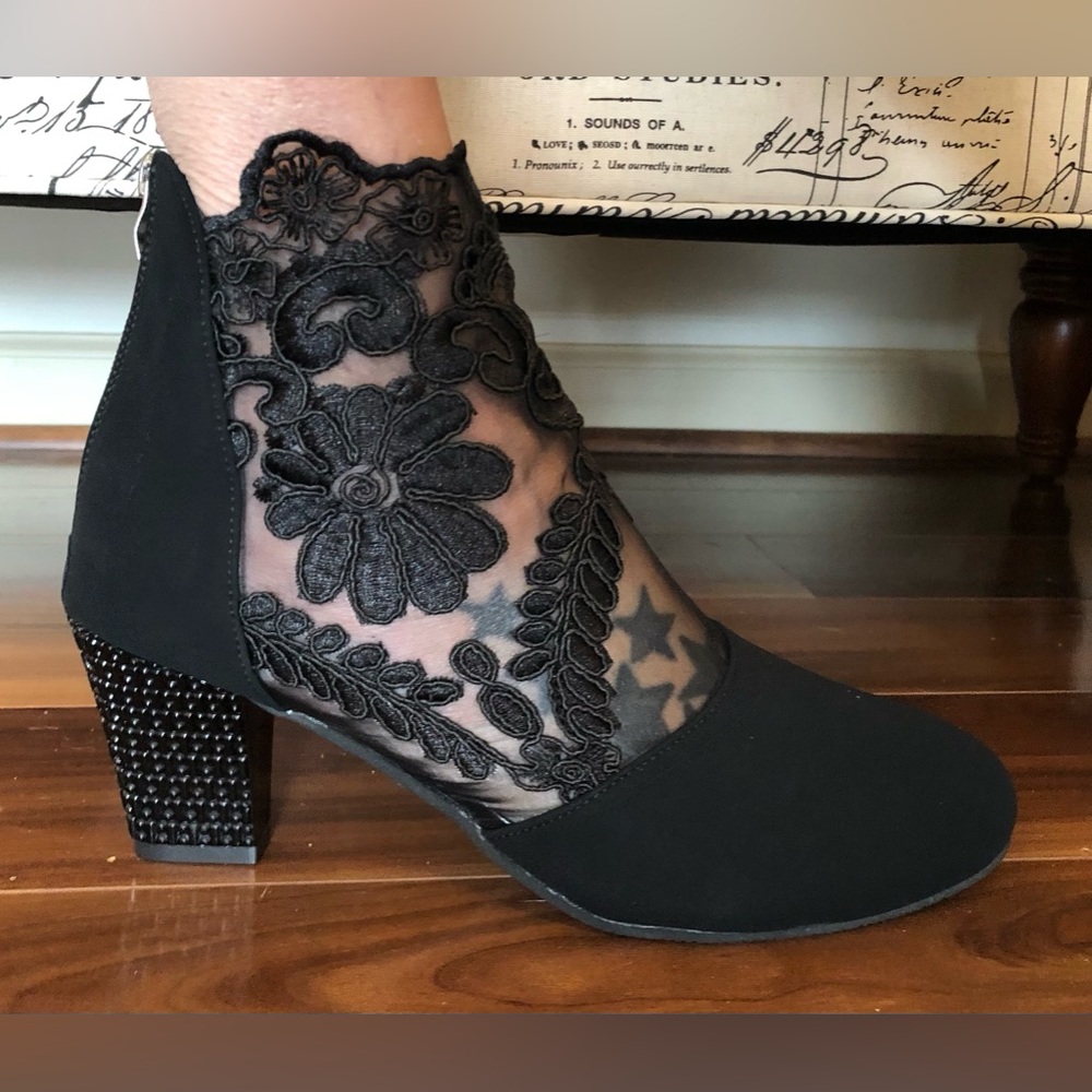 Boots; Lace Midfoot; Block Heel; Fabric Upper; Back Zipper; Black